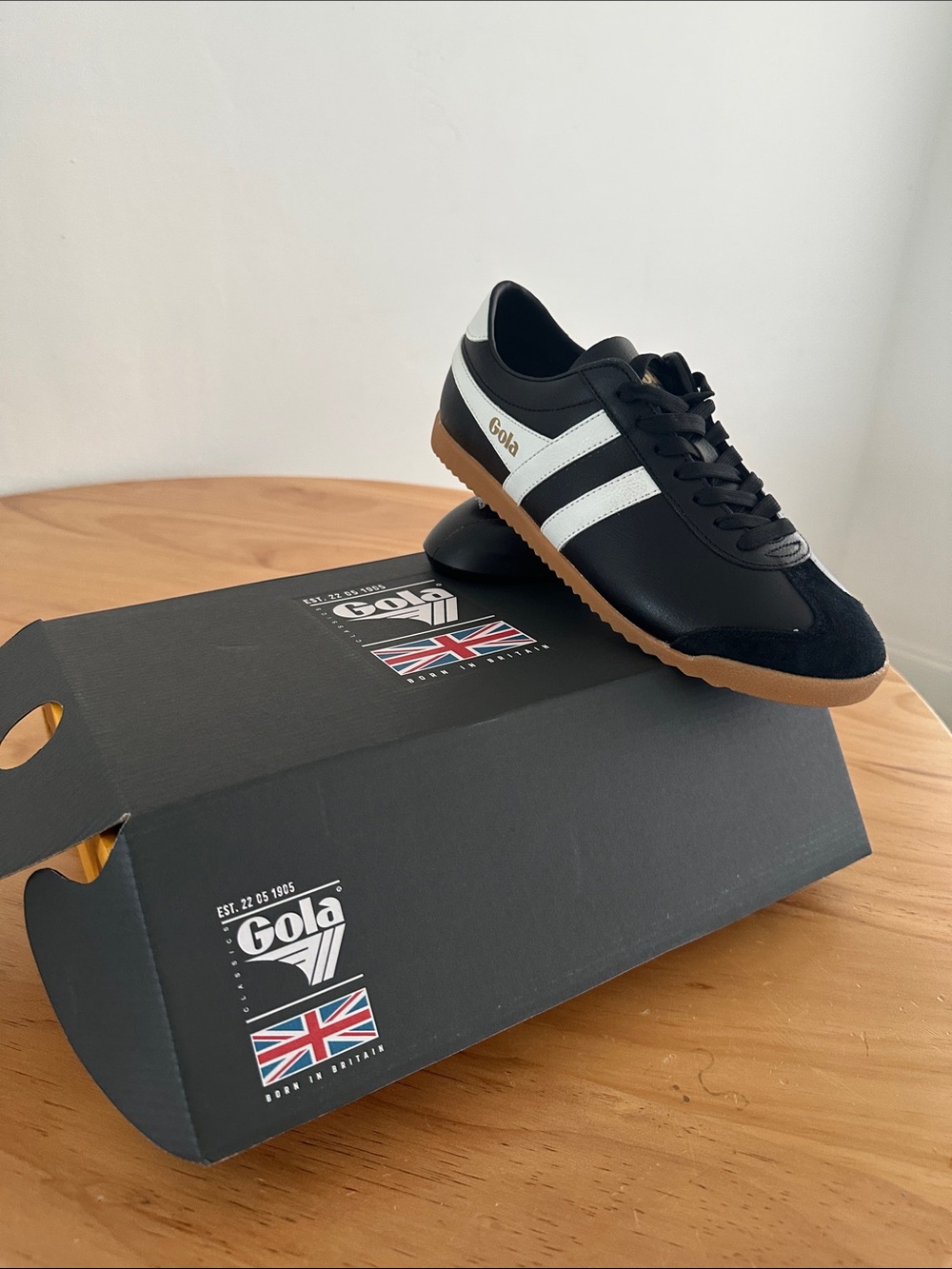 Gola Cyclone Leather Sneakers. Men's(unisex)Black & White Sneakers W/gum sole